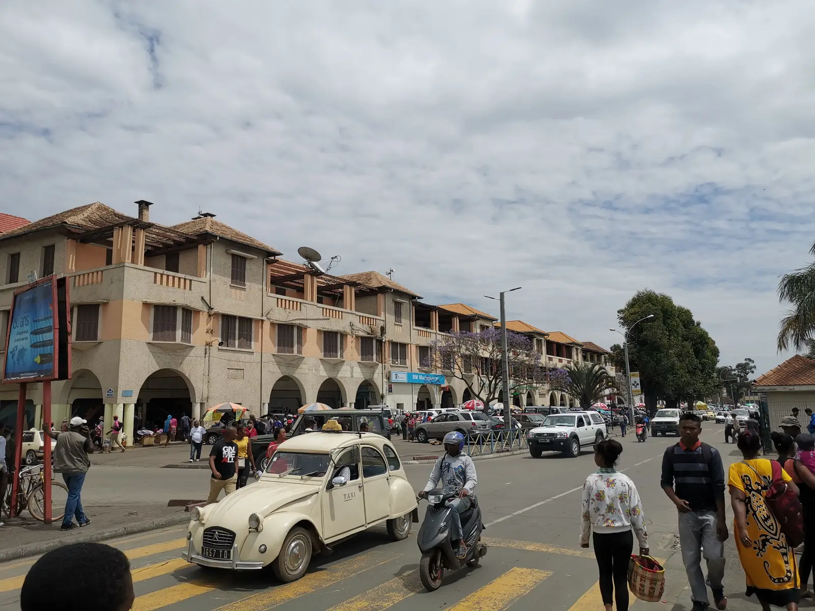 Avenue de l'Indépendance in Antananarivo, with arcaded buildings, cars and pedestrians