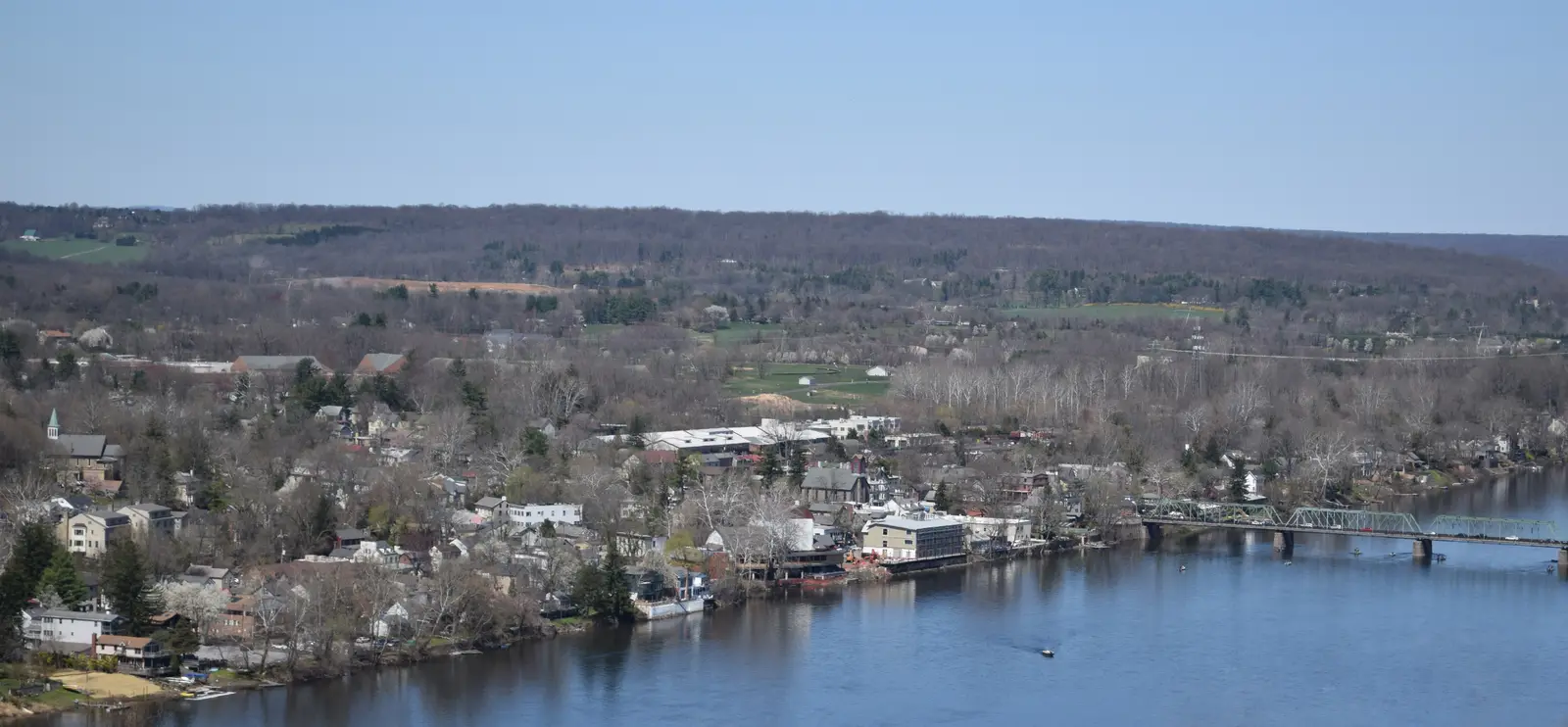 New Hope spread along the Delaware River, with the New Hope–Lambertville bridge on the right, seen from a hill on the New Jersey side